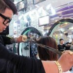 Cabeleireiro usa espada samurai para cortar cabelo de clientes