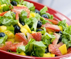 Leves e saudáveis, saladas tropicais são boa escolha no verão