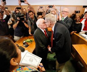Após legalização do casamento gay nos EUA, casal oficializa união