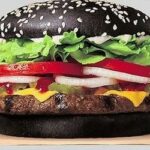 Clientes reclamam que hambúrguer preto do BK deixa fezes verdes