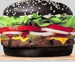 Clientes reclamam que hambúrguer preto do BK deixa fezes verdes