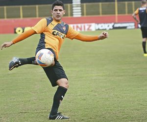 Diego Renan quer jogar contra o Santa para ver família no Recife