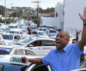 Uber reduziu renda de taxistas de Salvador em quase 70%