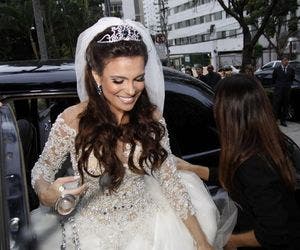 Ex-BBB Kamilla se casa com vestido e joias no valor de R$ 232 mil