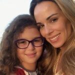 Ana Furtado posa com a filha e fãs comentam semelhança com o pai
