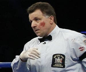 Árbitro de boxe leva soco de pugilista durante luta em Nova York