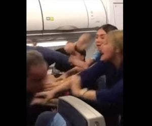 Avião faz pouso forçado após passageiros trocarem tapas e socos