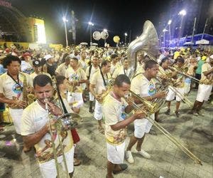 Como nos velhos tempos: Carnaval começa na Barra com fanfarras
