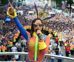 Bloco comandado por Anitta leva 400 mil pessoas para as ruas