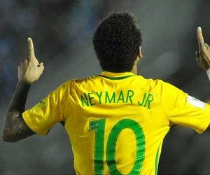 Neymar brinca com "assistência" de Miranda em golaço de cobertura