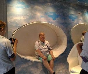 Neta realiza sonho da avó de 74 anos de conhecer um motel