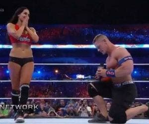 Lutador pede lutadora em casamento no ringue após vitória