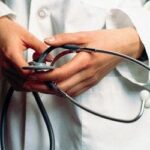 Cuba suspende envio de 710 médicos ao Brasil