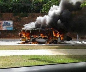 Ônibus é incendiado no bairro de Paripe
