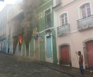 Fogo atinge cine XIV no Centro Histórico em Salvador