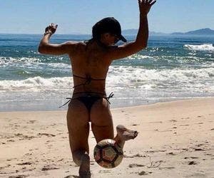 De biquíni, Juliana Paes mostra habilidade com bola na praia