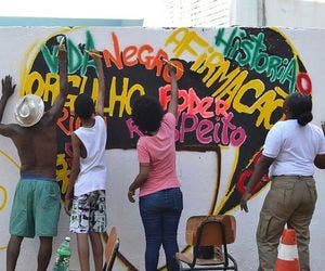 Com apoio de Ivete e Lázaro Ramos, BCS da Santa Cruz pinta muro