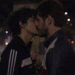 Jesuíta Barbosa e Maurício Destri dão beijão em clipe; assista