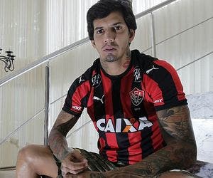 Vitória negocia retorno do zagueiro Victor Ramos