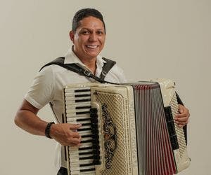 Targino Gondim faz show em Salvador no dia 1º de junho