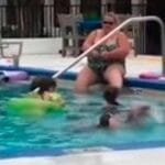 Mulher se depila em piscina de hotel e provoca revolta;veja vídeo