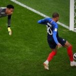 França vence com gol de Mbappé e elimina o Peru