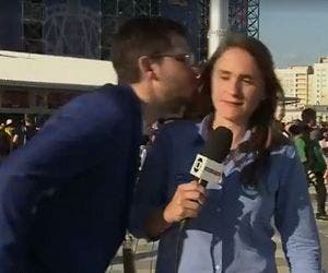 Torcedor tenta beijar repórter da Globo na Rússia; assista