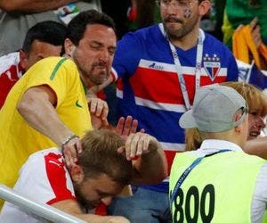 Brasileiro e sérvio trocam agressões em estádio na Rússia; veja