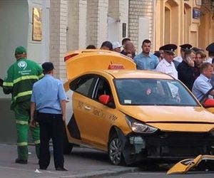 Táxi avança contra multidão em Moscou e deixa 8 feridos
