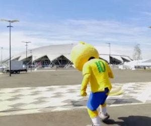 Copa 2018: Canarinho Pistola visita palco de Brasil x México