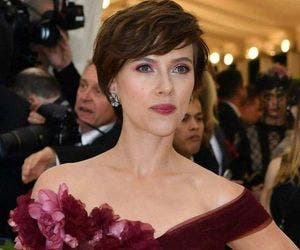 Scarlett Johansson abandona papel de homem trans após críticas