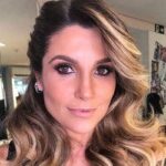 Flávia Alessandra exibe boa forma aos 44 anos