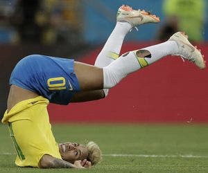 Nike proibiu Neymar de rasgar meião durante Copa da Rússia