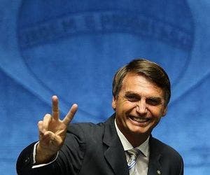 Candidato Jair Bolsonaro está fora de perigo, diz jornal