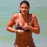 Giulia Costa se descuida e deixa seio de fora ao sair do mar