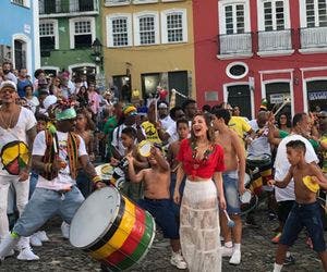 Claudia Leitte exalta o samba-reggae, gravado no Pelourinho