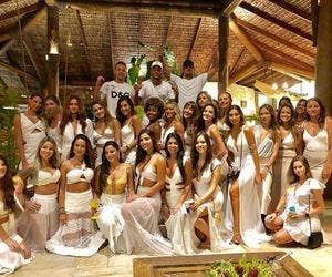 Após flerte, Neymar passa virada ao lado de 26 mulheres