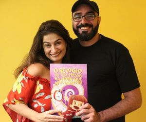 Em Salvador, escritora lança livro infantil sobre o uso do tempo