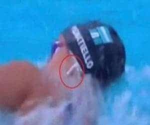 Nadadora esquece de tirar fones de ouvido, mas bate recorde