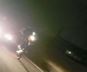Homem empina moto na rodovia e é atingido por carro; vídeo