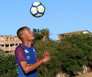 Bahia confirma venda de lateral Paulinho para clube dinamarquês