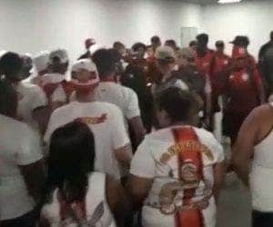 Torcida do Vitória faz protesto na chegada de jogadores