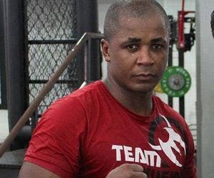 Treinador de estrelas do MMA é acusado de estupro