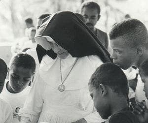Primeira santa brasileira: veja a história de Irmã Dulce em fotos