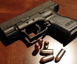 Jovem de 17 anos leva arma para escola e atira na mãe
