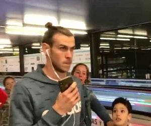 Vídeo: Bale, jogador do Real Madrid, ignora fã mirim em aeroporto