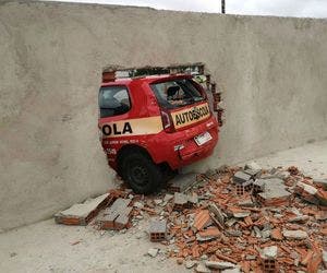 Não foi dessa vez: motorista derruba muro em teste de baliza