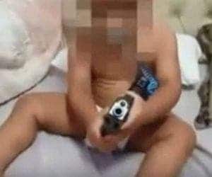 Homem é preso após deixar bebê brincar com pistola carregada