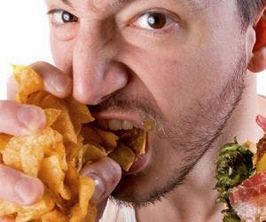 Veja como o estresse  ajuda a diminuir a compulsão alimentar