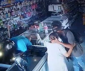 Vídeo flagra momento em que suspeito beija idosa durante assalto